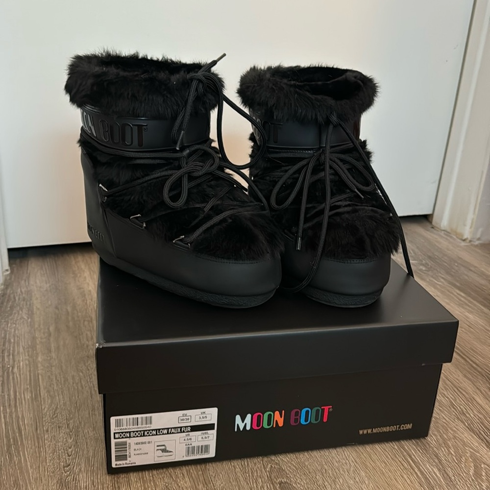Fur black moon boots